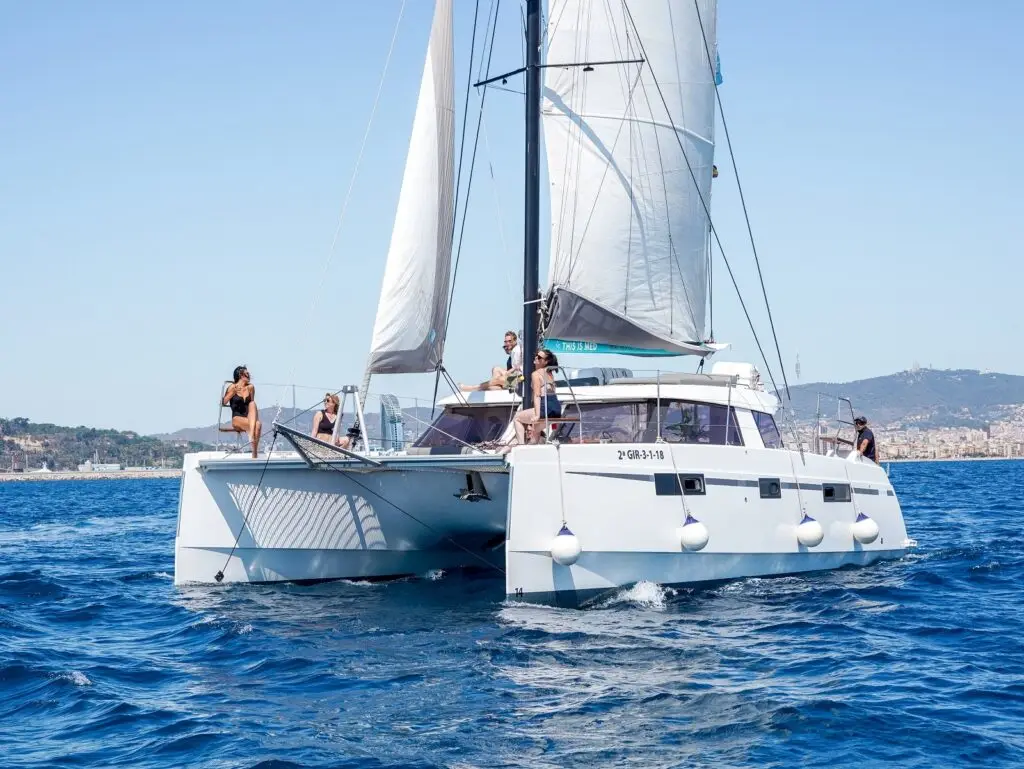 Excursión en catamarán desde Barcelona con bodega cercana